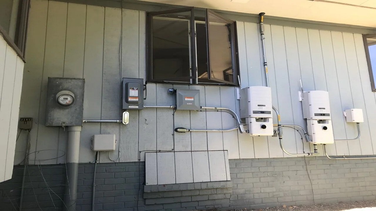 Energy Storage and Resilience in Power Outages